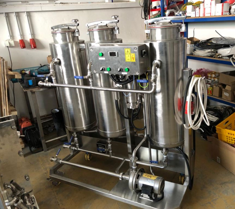 CIP-103 Cleaning-In-Place machine to the cleaning and sanitizing of vessels and piping routes in breweries and other food production plants with three tanks 100 liters