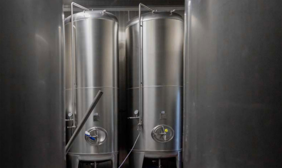 Cylindrical tank / fermentors in the beverage fermentation cellar