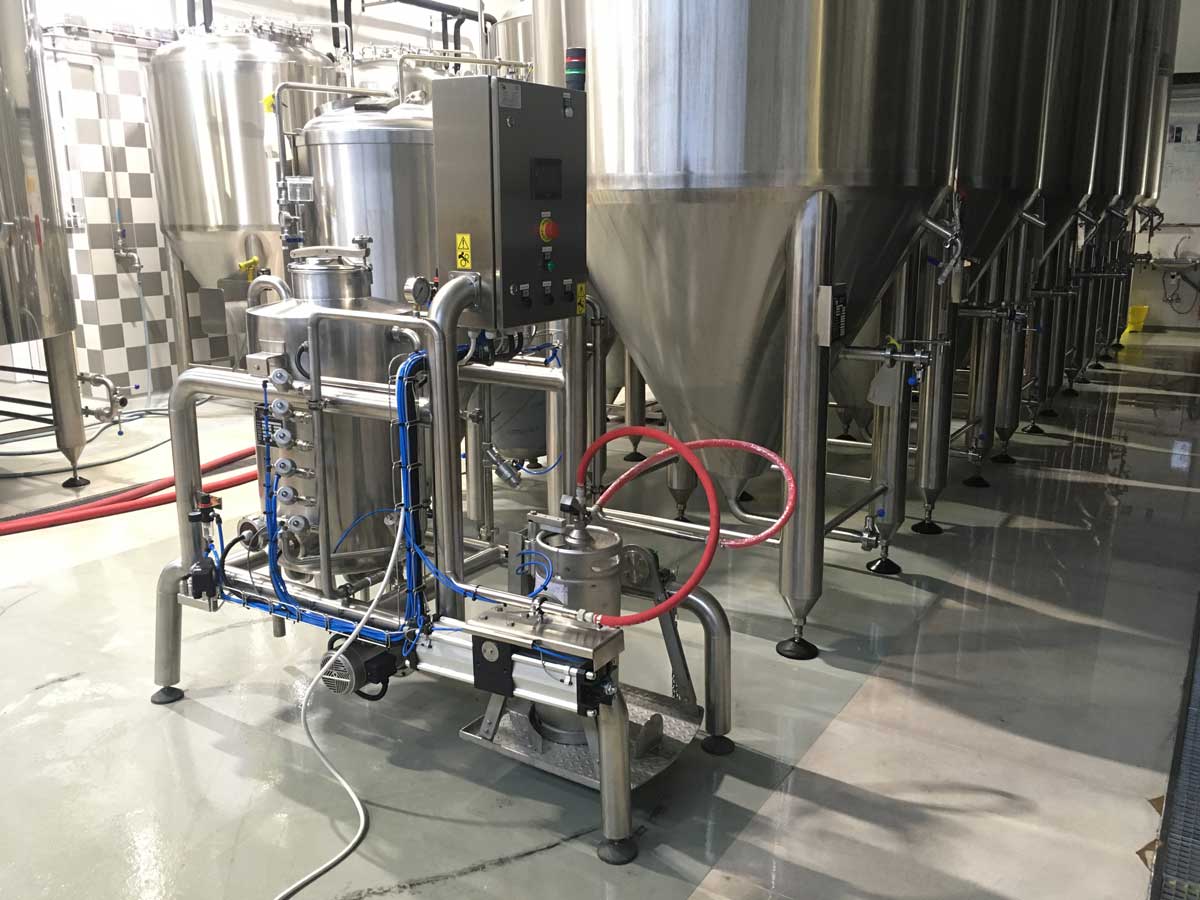 KCA-20DAR : Machine for the fully automatic rinsing and filling of the stainless steel kegs 8-20 kegs/hour (with two tanks for chemical solutions)
