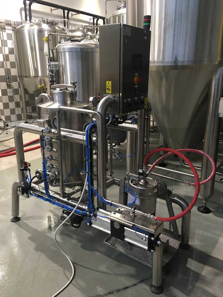 KCA-20DAR : Machine for the fully automatic rinsing and filling of the stainless steel kegs 8-20 kegs/hour (with two tanks for chemical solutions)