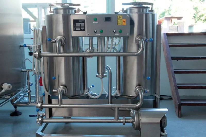 CIP-102 : Cleaning-In-Place machine to the cleaning and sanitizing of vessels and piping routes in breweries with two tanks 100 liters and 53 liters of the neutralizing vessel